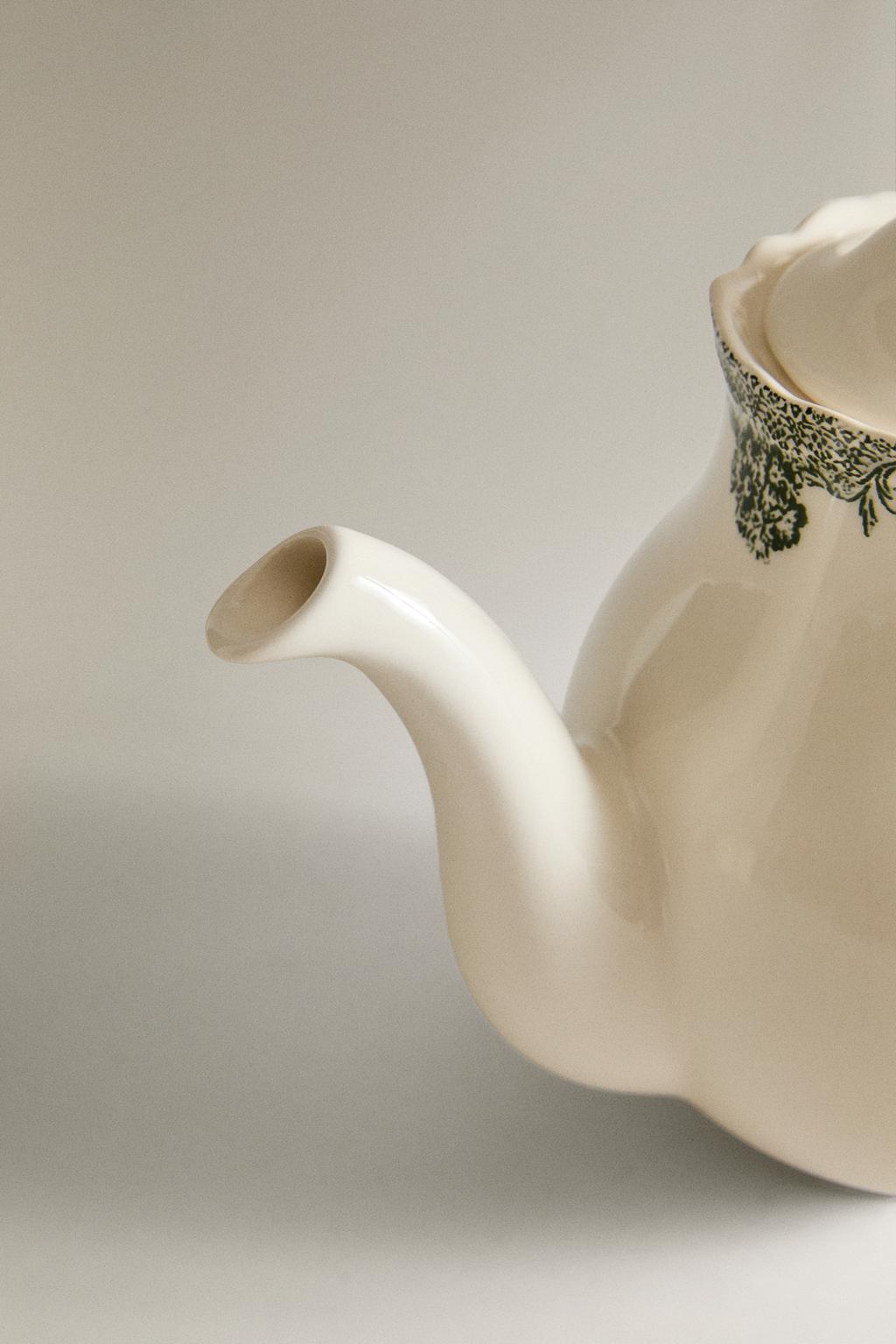 Фарфоровый чайник с цветочным узором