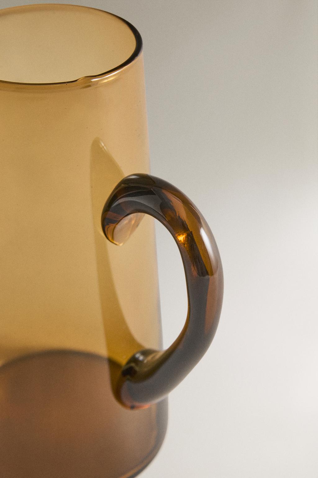 Стеклянная кувшин с эффектом пузырьков