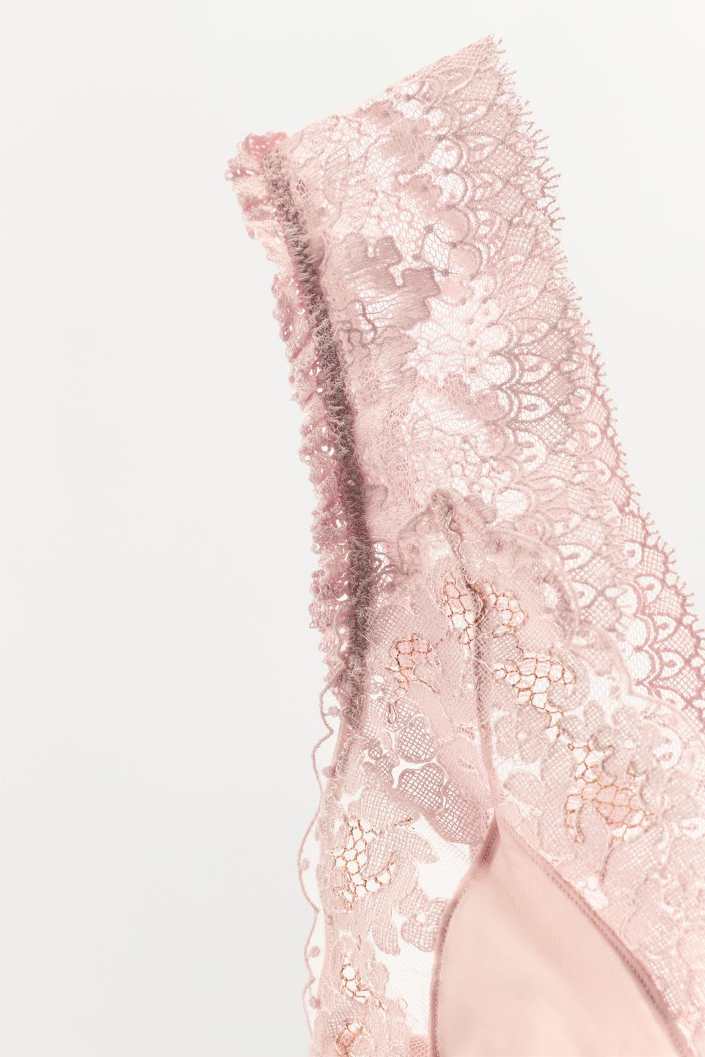 ТРЕУГОЛЬНЫЙ БЮСТГАЛЬТЕР С КОНТРАСТНЫМ КРУЖЕВОМ