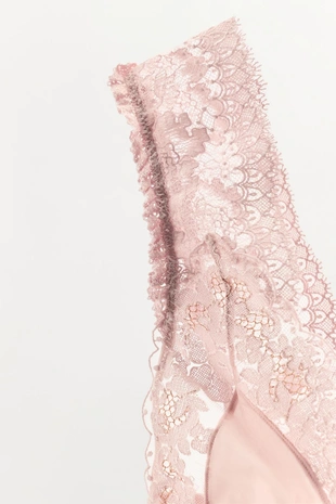 Треугольный бюстгальтер с контрастным кружевом- Заказать в России