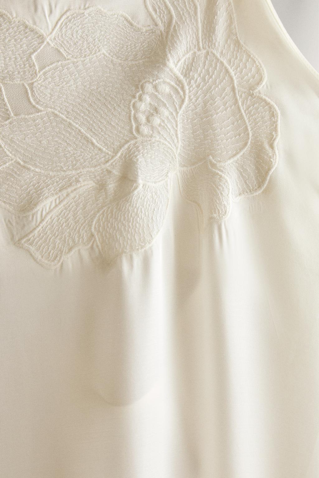 Длинное ночное платье из атласа