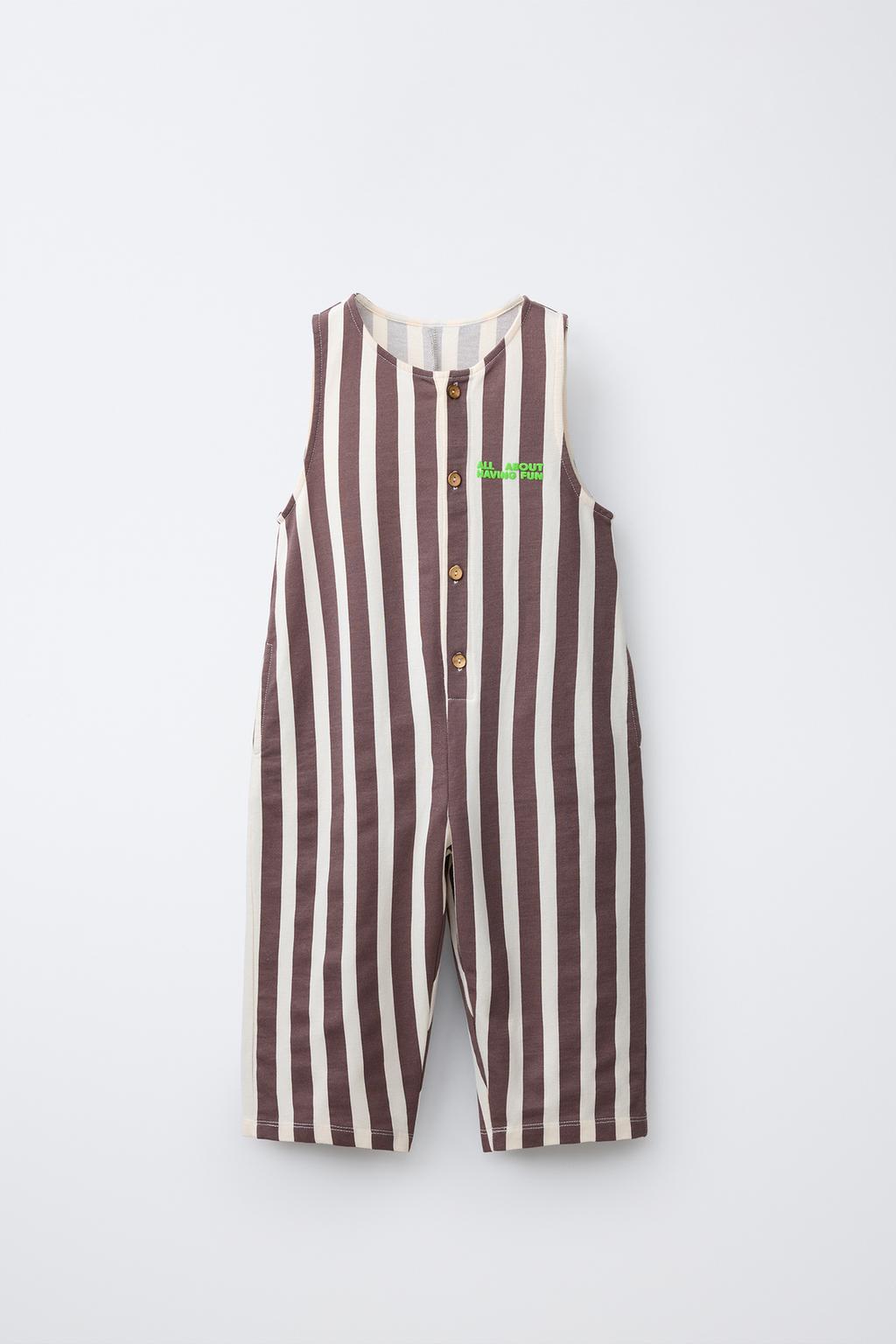 ДЛИННЫЙ КОМБИНЕЗОН В ПОЛОСКУ С РЕЛЬЕФНЫМ ТЕКСТОМ