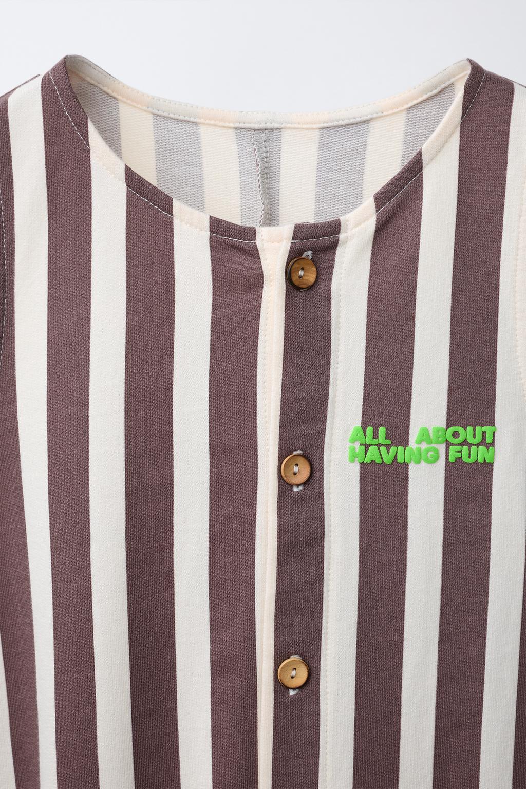 ДЛИННЫЙ КОМБИНЕЗОН В ПОЛОСКУ С РЕЛЬЕФНЫМ ТЕКСТОМ