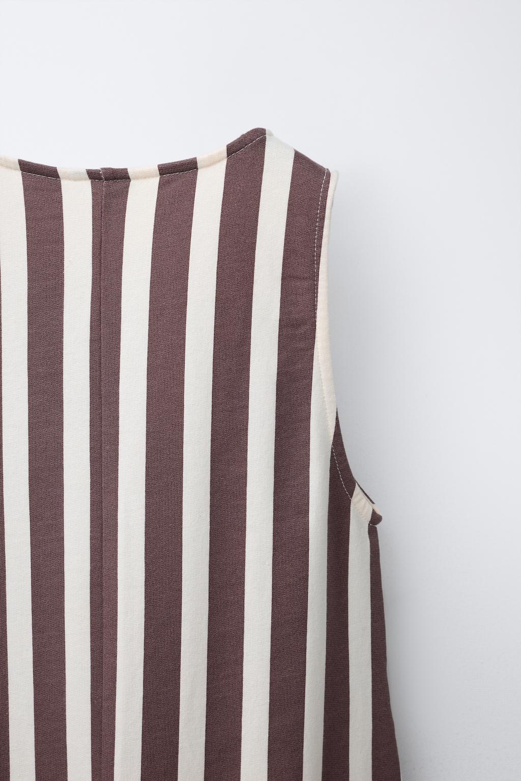 ДЛИННЫЙ КОМБИНЕЗОН В ПОЛОСКУ С РЕЛЬЕФНЫМ ТЕКСТОМ