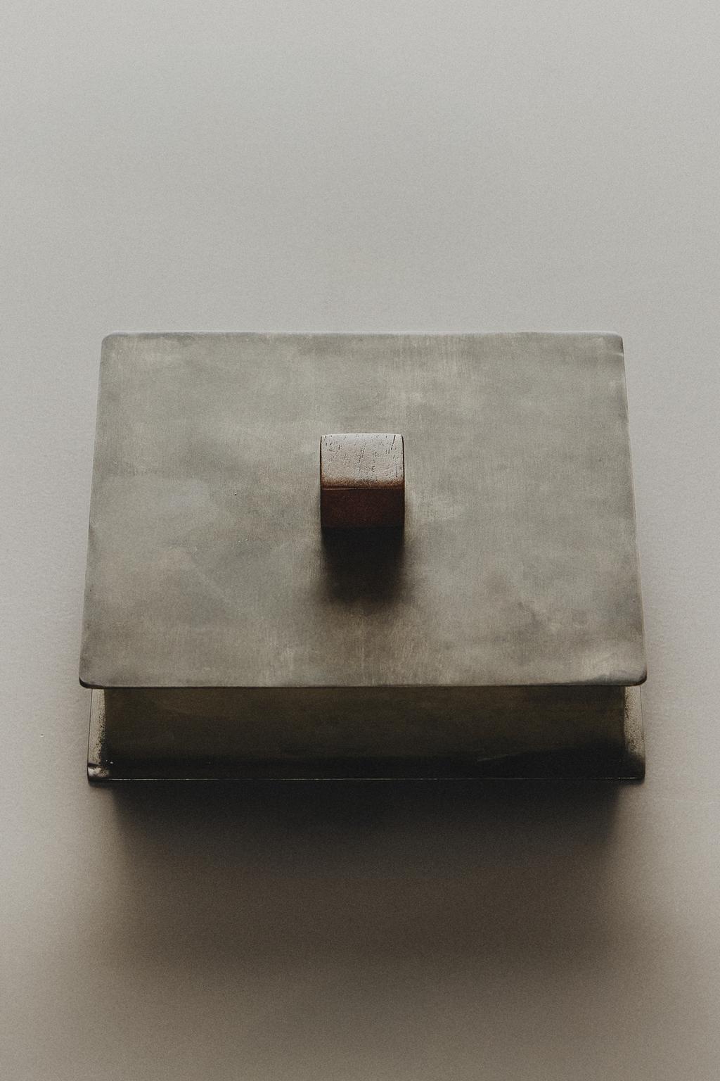 Металлический ящик с деревянной ручкой