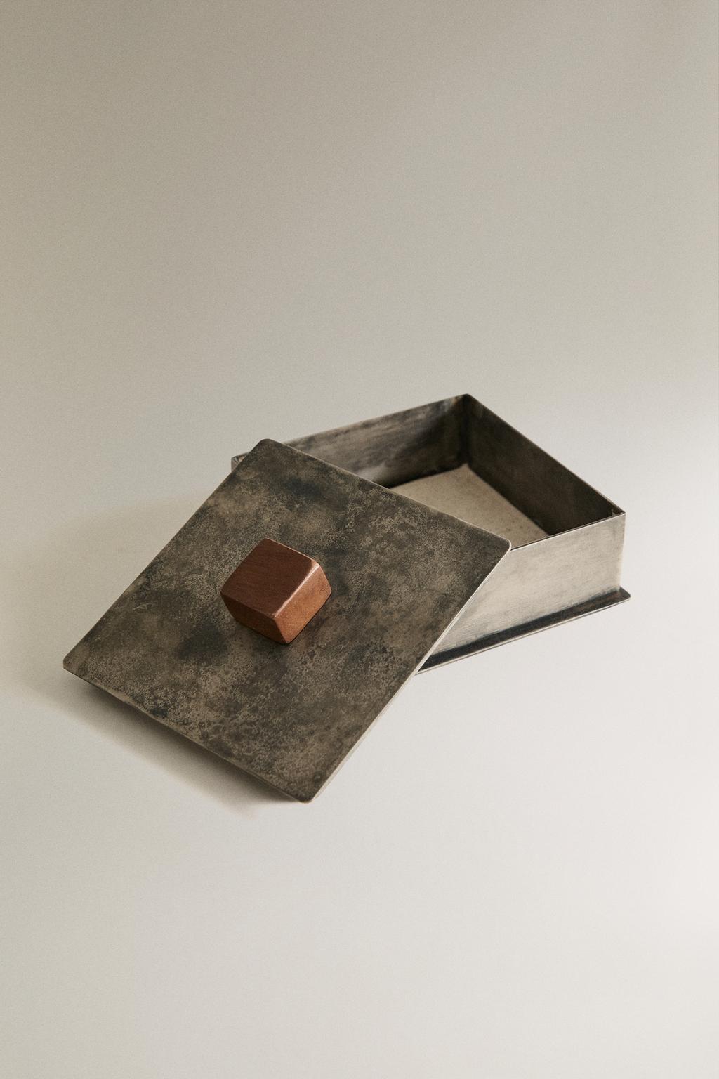 Металлический ящик с деревянной ручкой