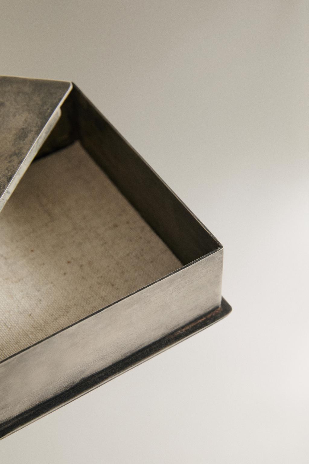 Металлический ящик с деревянной ручкой