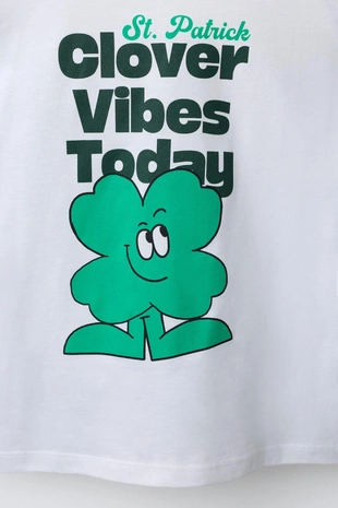 Футболка с принтом текста и трилистника- Заказать в России