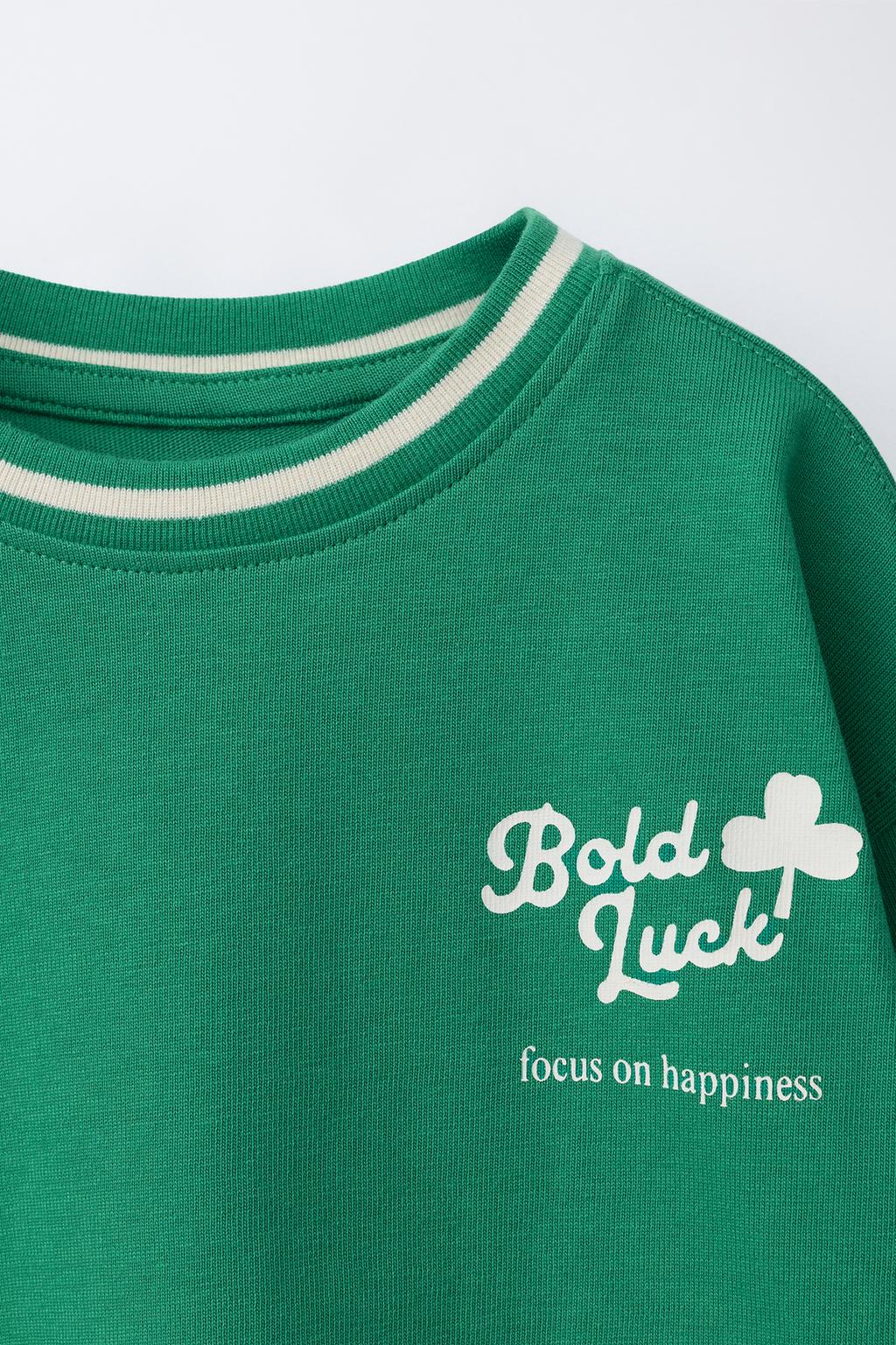 ФУТБОЛКА С НАДПИСЬЮ И ТРИЛИСТНИКОМ