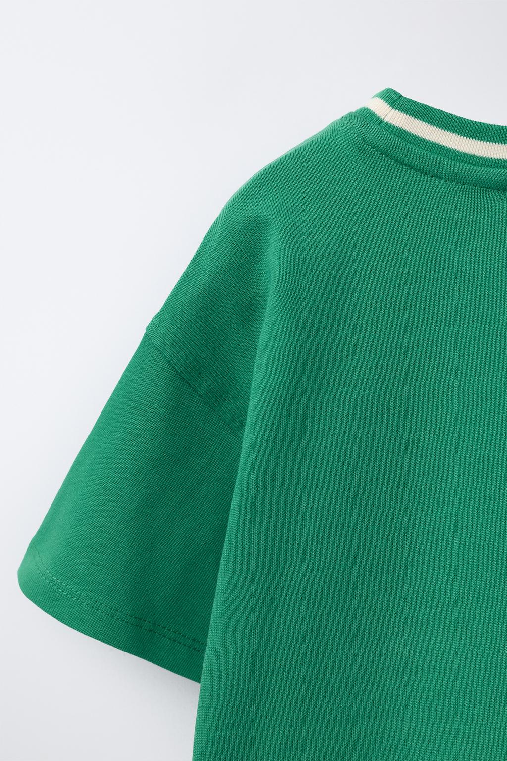 ФУТБОЛКА С НАДПИСЬЮ И ТРИЛИСТНИКОМ