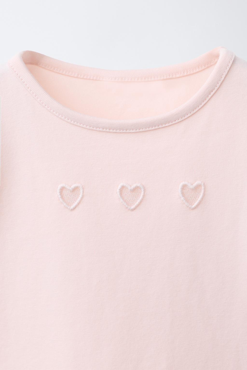 ФУТБОЛКА С ВЫШИВКОЙ В ВИДЕ ВЫРЕЗАННЫХ СЕРДЕЦ