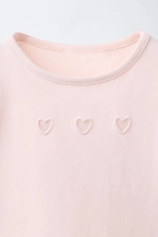 Футболка с вышивкой в виде вырезанных сердец- Заказать в России