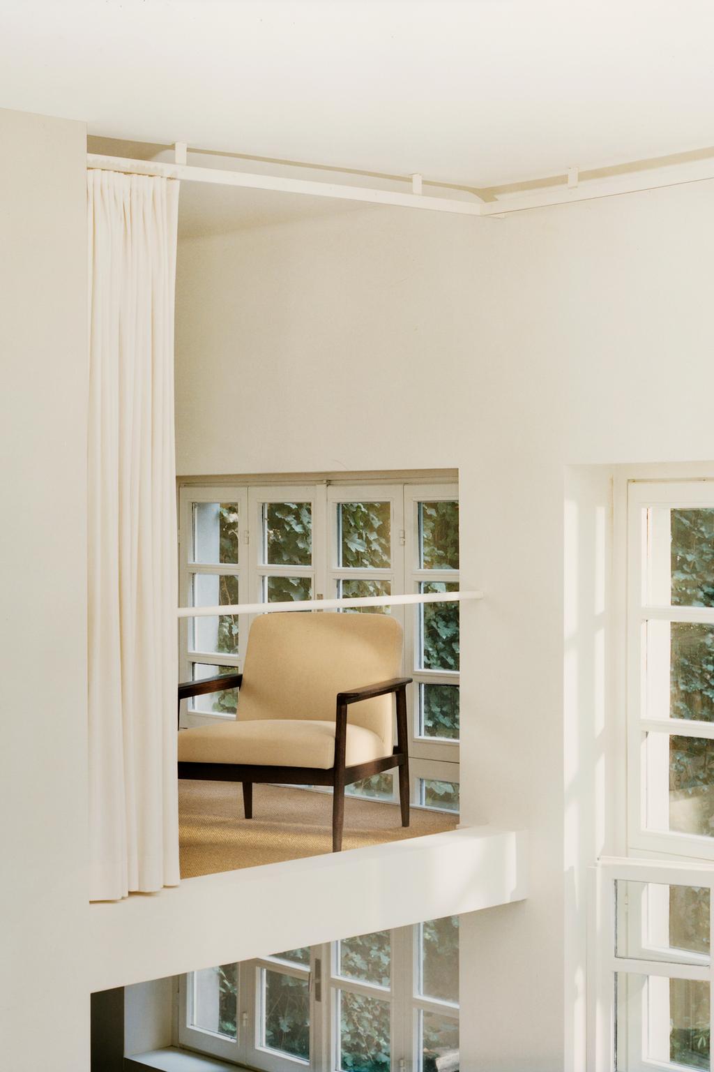 Кресло с деревянным каркасом и льняным сиденьем