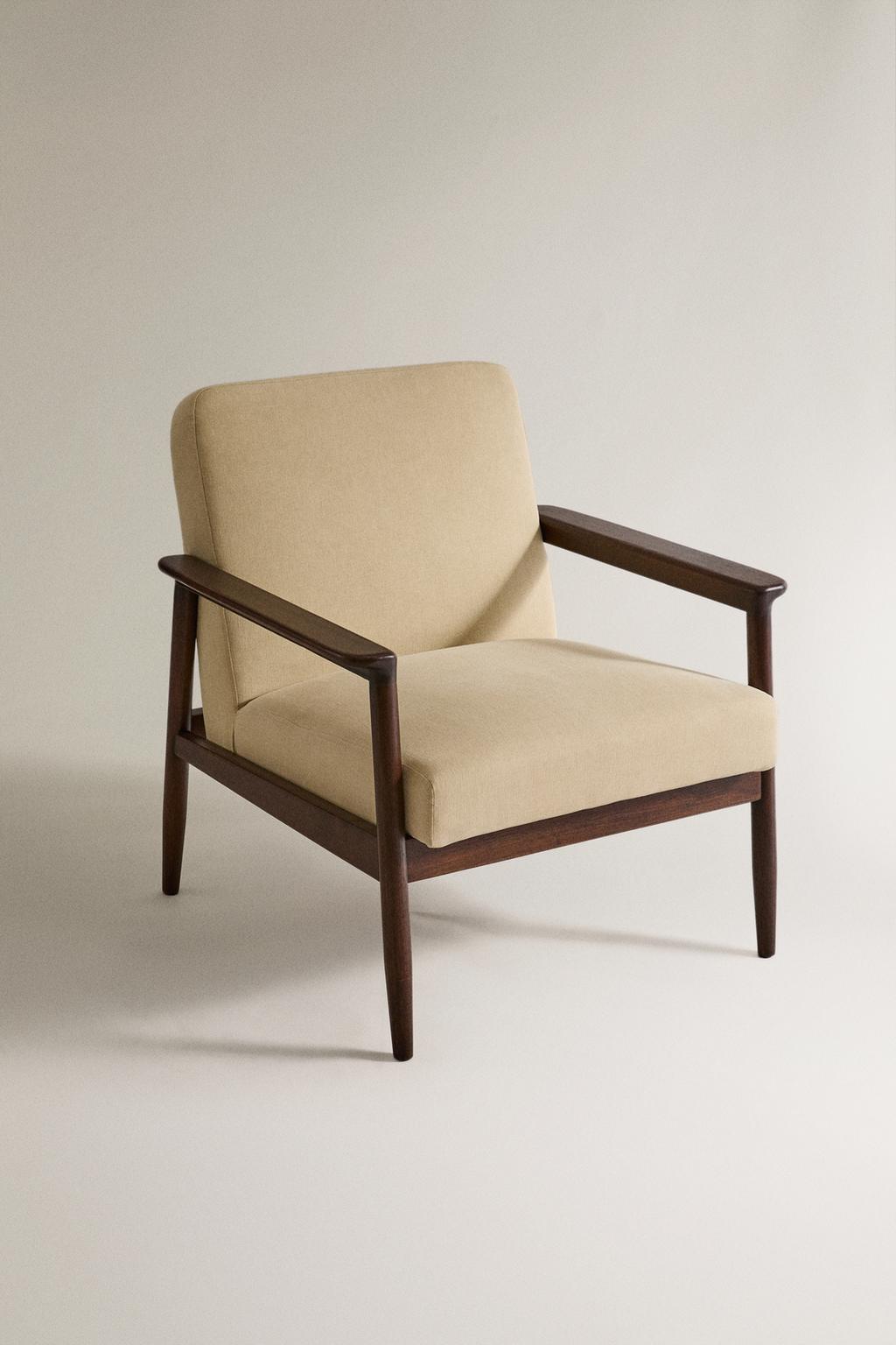 Кресло с деревянным каркасом и льняным сиденьем