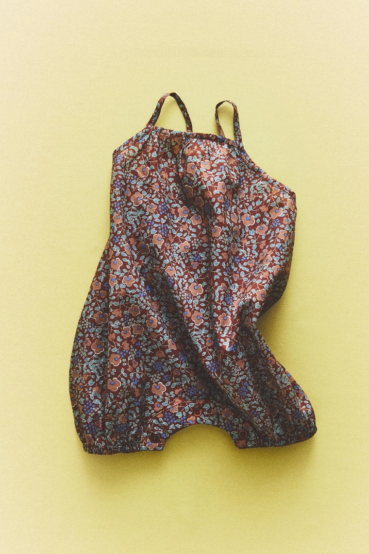 Цветочный комбинезон для пляжа малышей