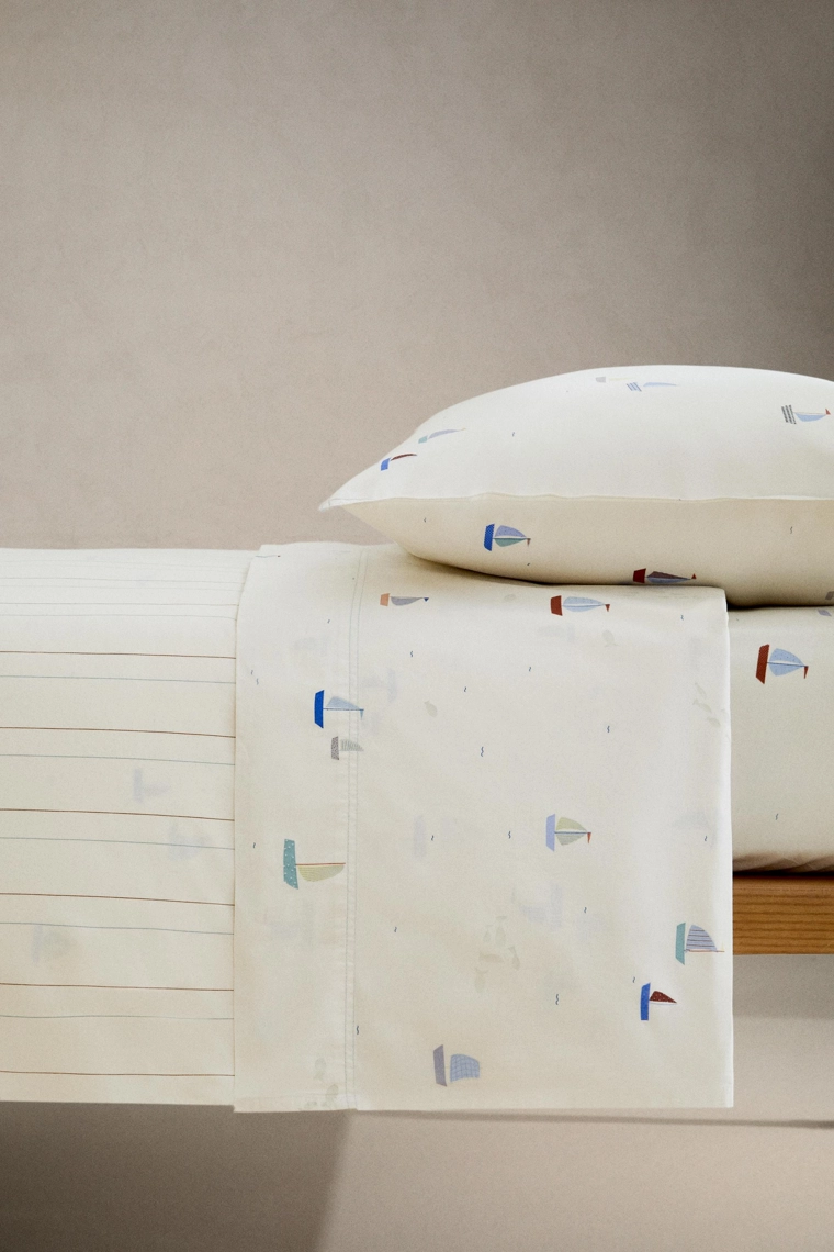 Детский простынь на резинке с корабликами из хлопка