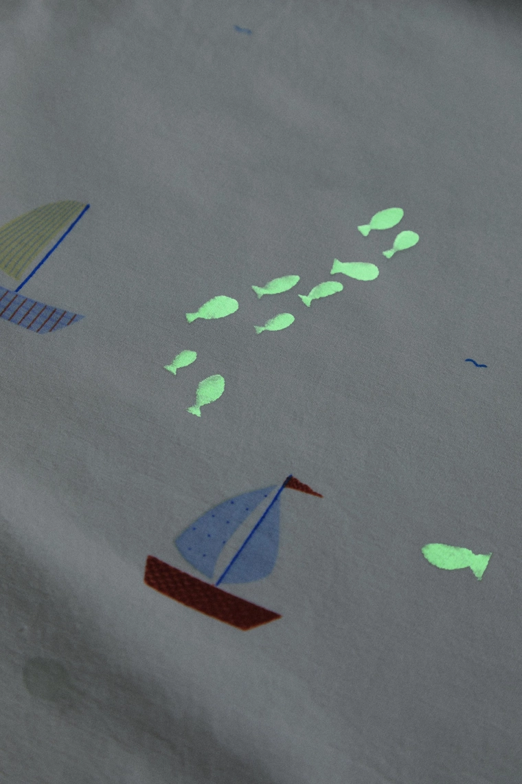 Детский простынь на резинке с корабликами из хлопка