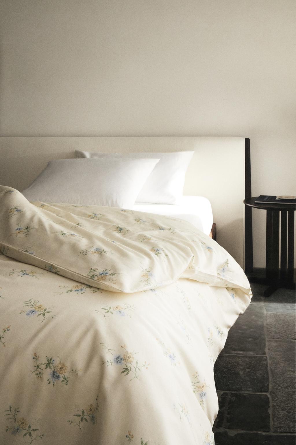 Покрывало с букетом цветов из сатина