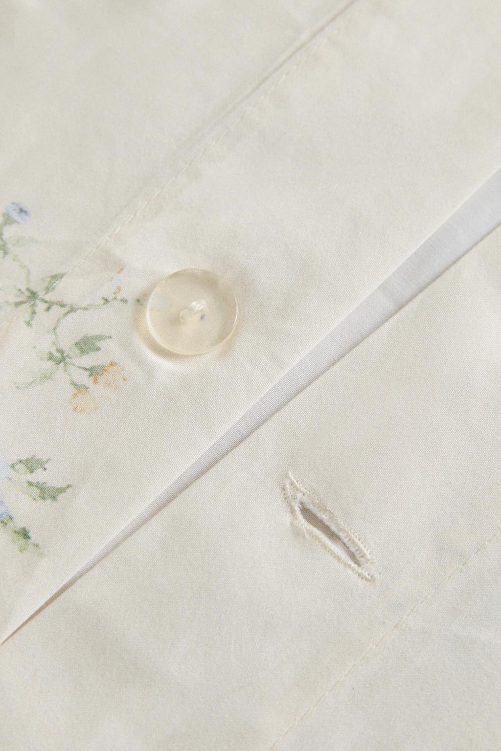 Покрывало с букетом цветов из сатина