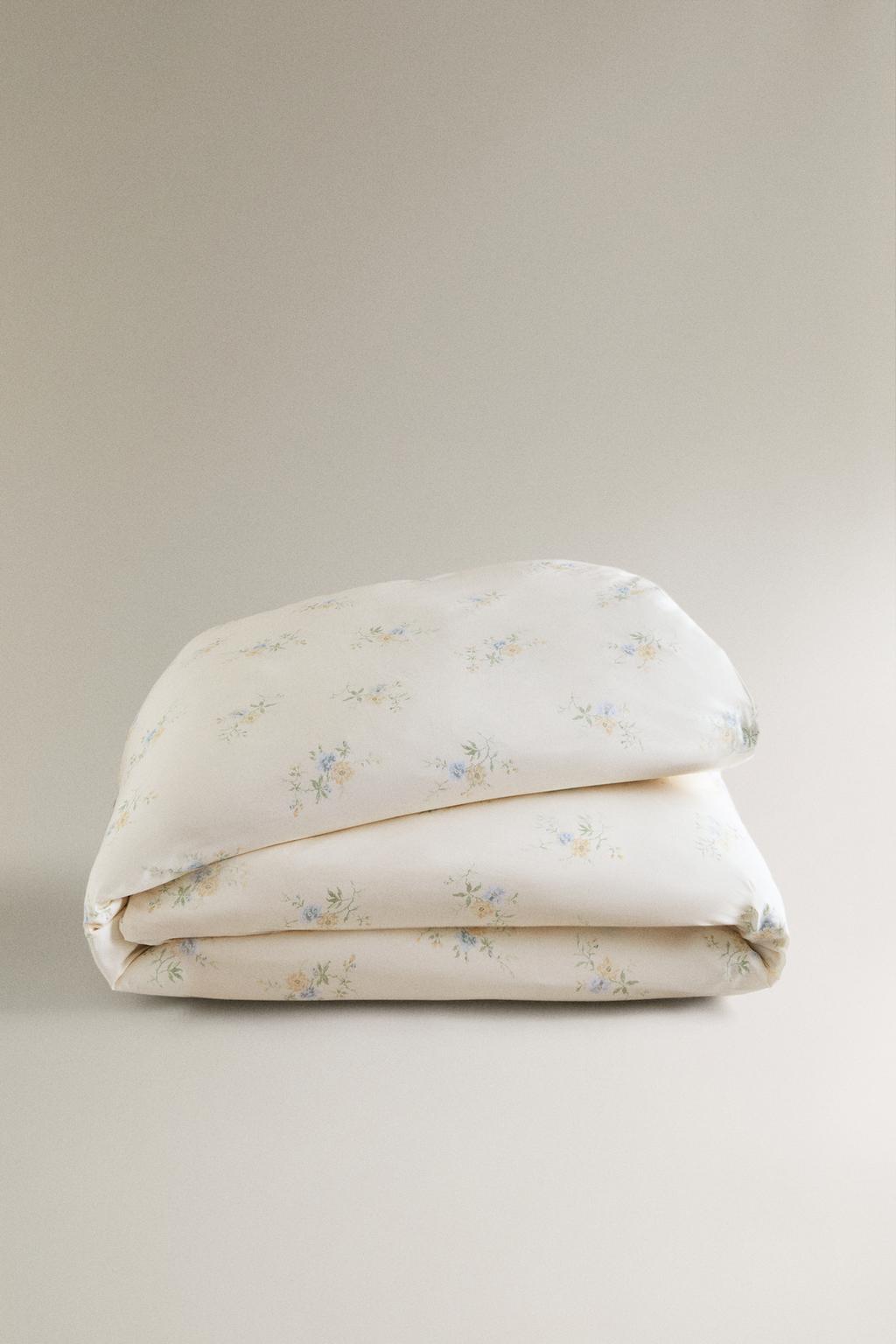 Покрывало с букетом цветов из сатина