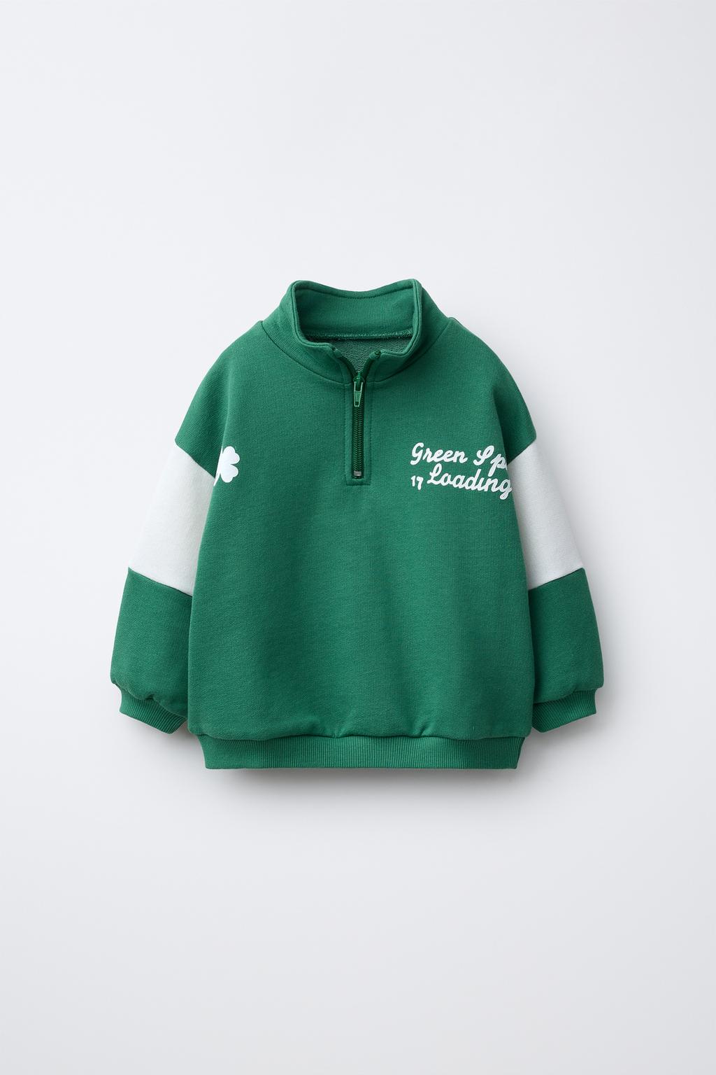 ТОЛСТОВКА С ТЕКСТОВЫМ ПРИНТОМ И ТРИЛИСТНИКОМ