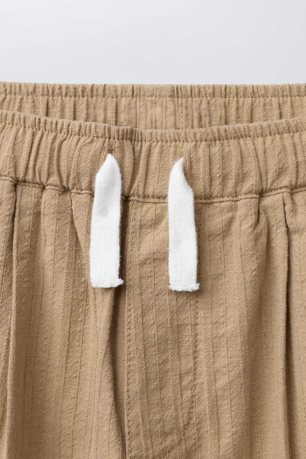 БРЮКИ ПРЯМОГО КРОЯ С ЗАЩИПАМИ И РЕЛЬЕФНОЙ ТКАНЬЮ