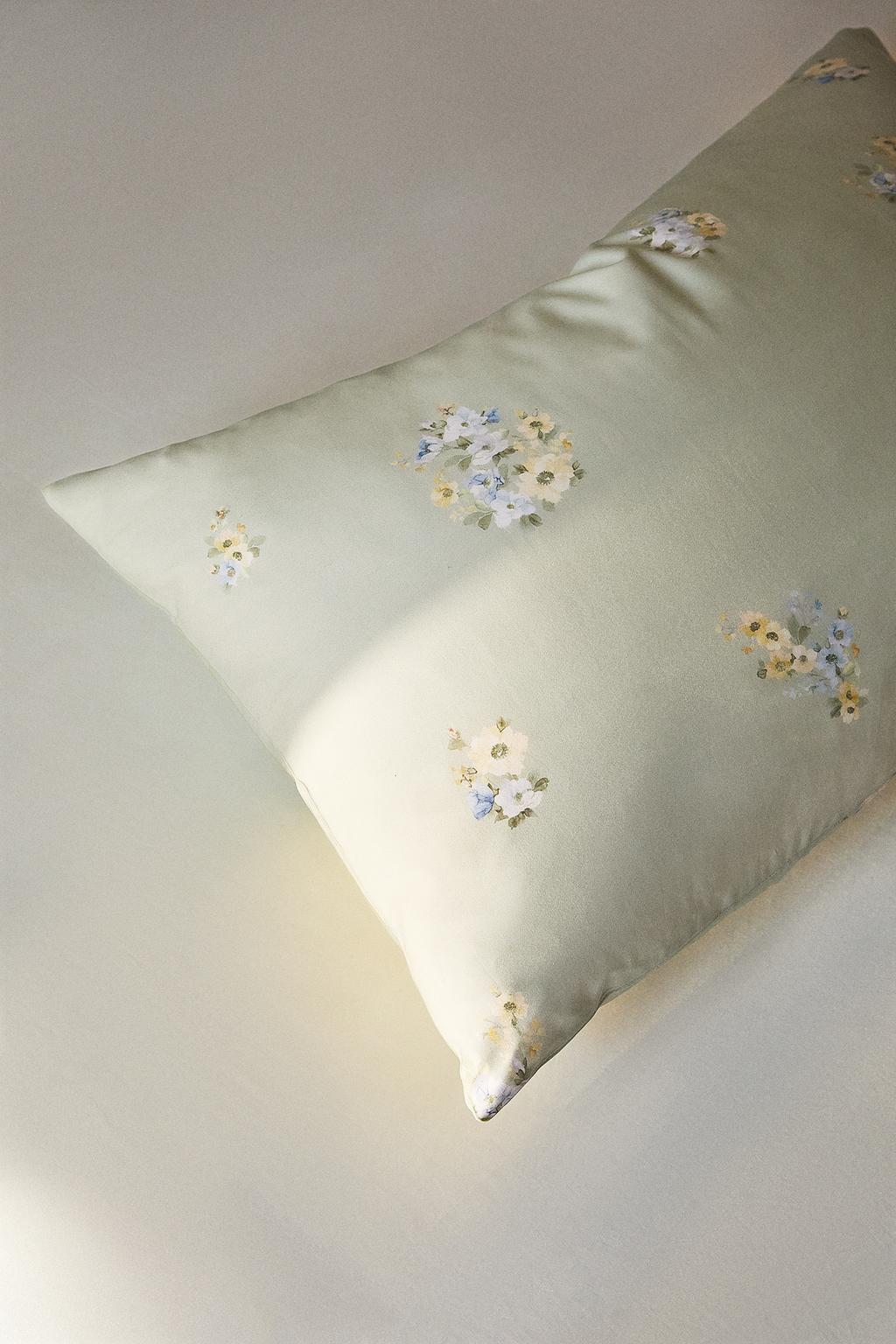 Наволочка с цветочным принтом из сатина