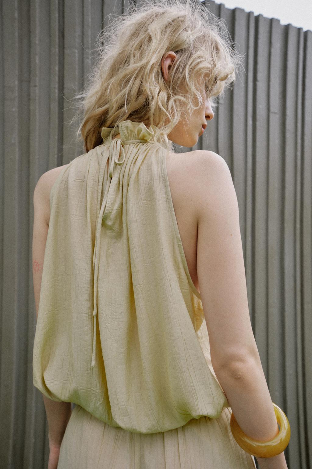 ТОП С ГОРЛОВИНОЙ ХАЛТЕР И БУСИНАМИ