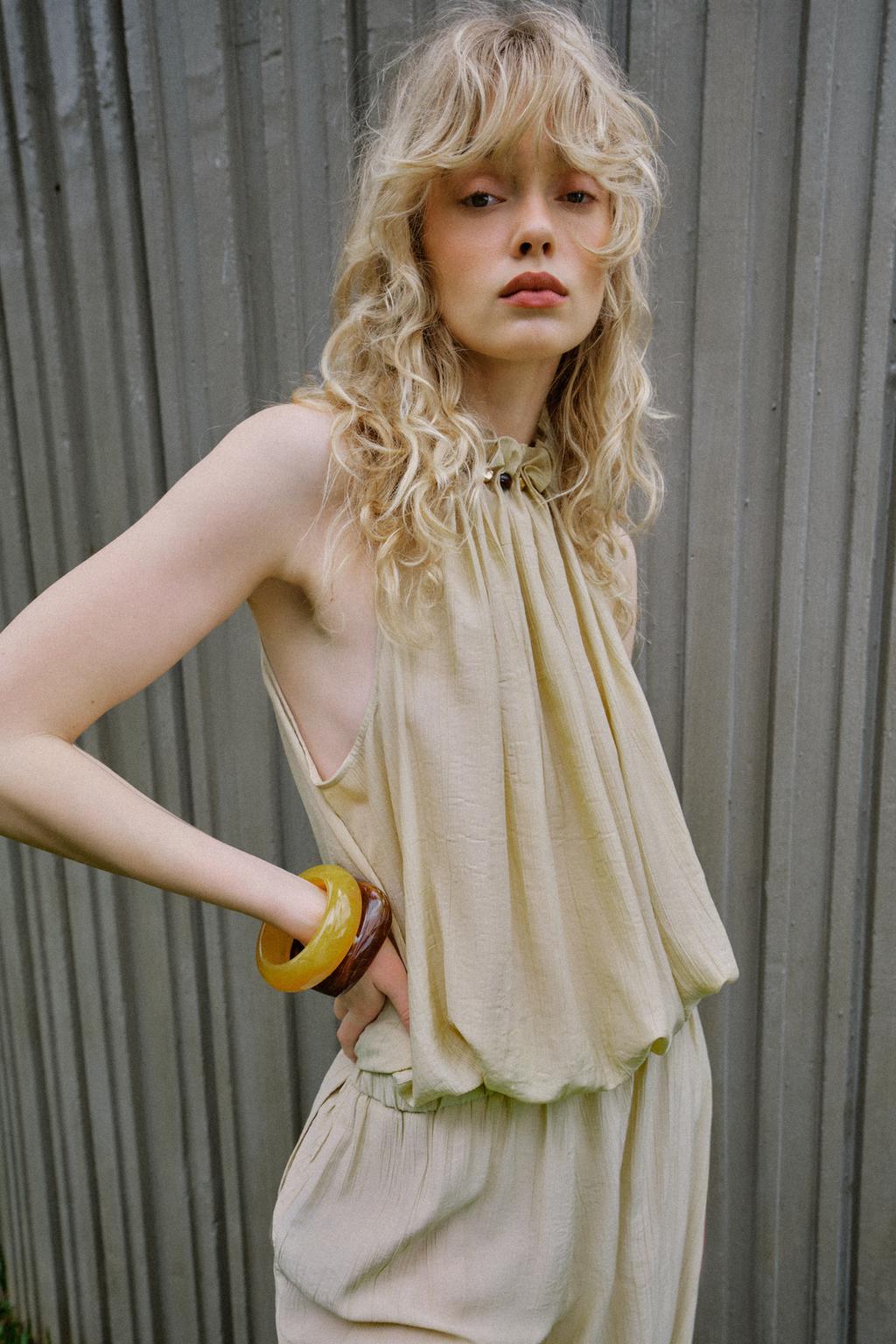 ТОП С ГОРЛОВИНОЙ ХАЛТЕР И БУСИНАМИ