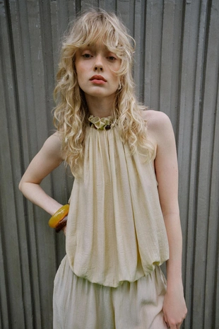 Топ с горловиной халтер и бусинами- Заказать в России