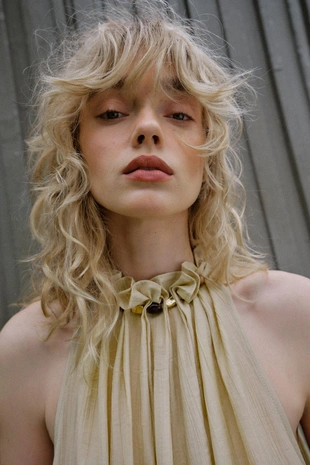 Топ с горловиной халтер и бусинами- Заказать в России