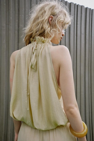 Топ с горловиной халтер и бусинами- Заказать в России