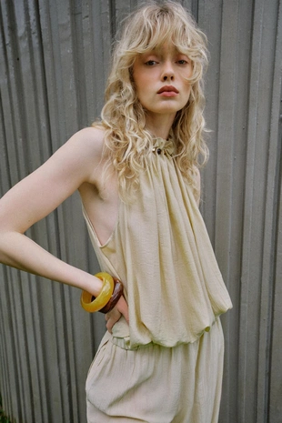 Топ с горловиной халтер и бусинами- Заказать в России