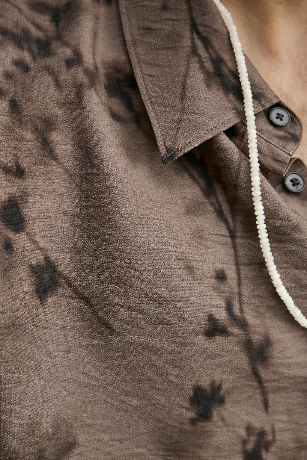 РУБАШКА СТРУЯЩЕГОСЯ КРОЯ С АБСТРАКТНЫМ ПРИНТОМ