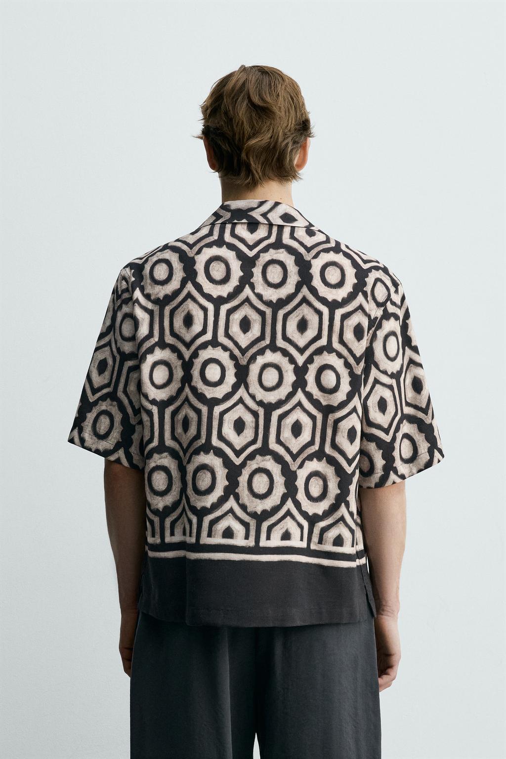 РУБАШКА С ГЕОМЕТРИЧЕСКИМ ПРИНТОМ И КОНТРАСТНОЙ ОТДЕЛКОЙ