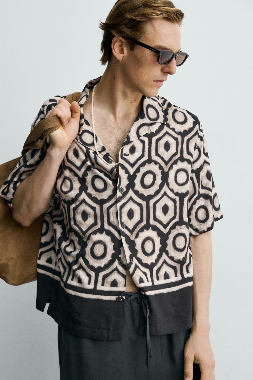 РУБАШКА С ГЕОМЕТРИЧЕСКИМ ПРИНТОМ И КОНТРАСТНОЙ ОТДЕЛКОЙ