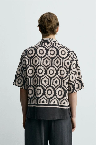 Рубашка с геометрическим принтом и контрастной отделкой- Заказать в России