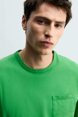 Футболка свободного кроя с карманом- Заказать в России