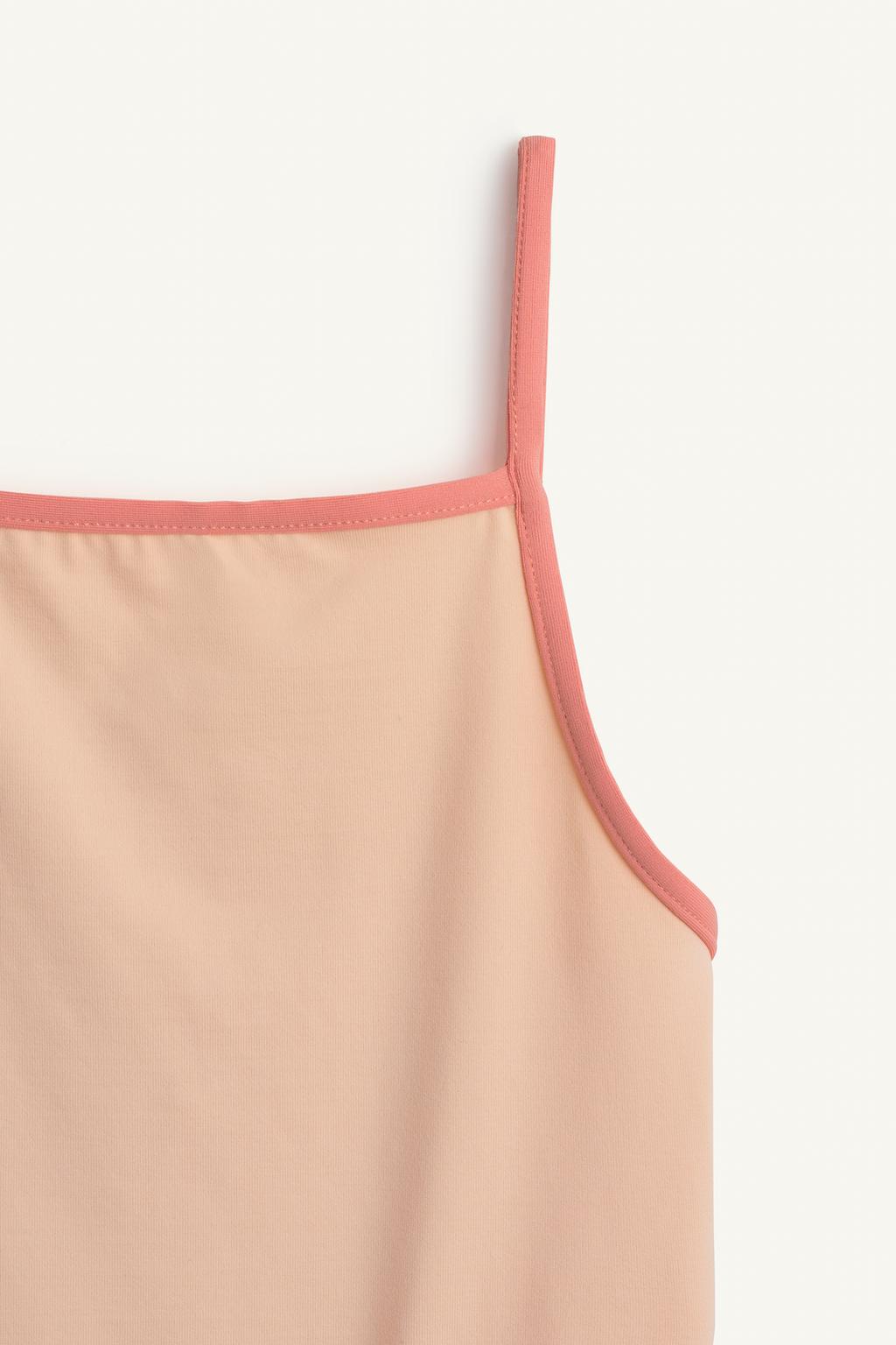 Купальник с прямым вырезом и перекрещивающимися лямками