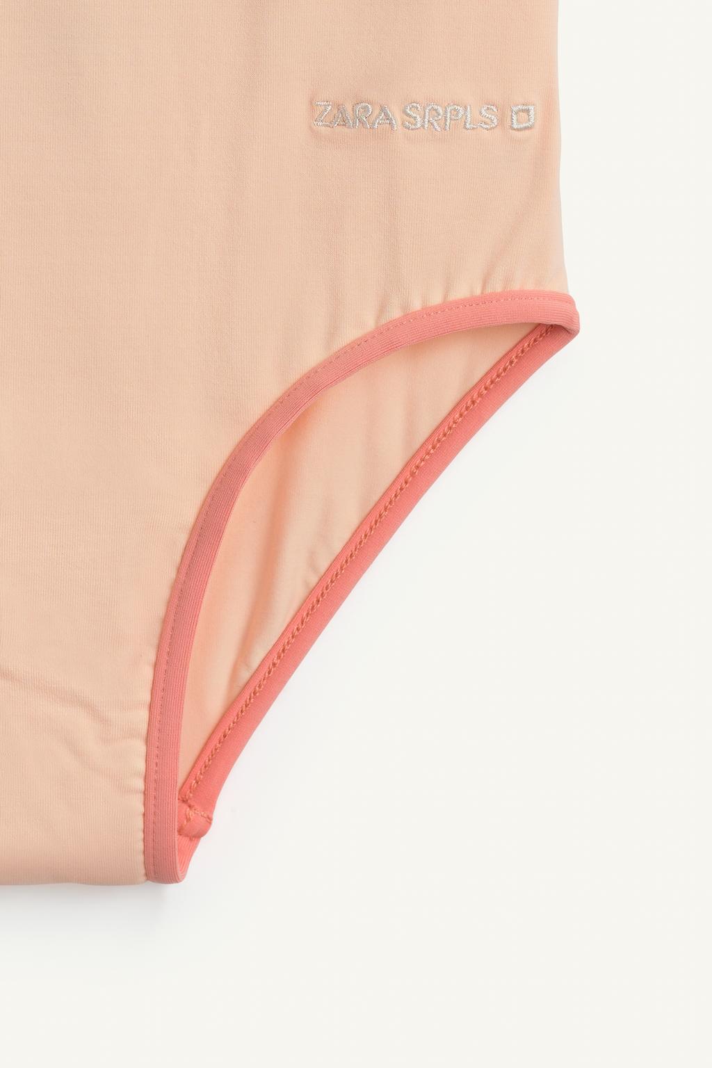 Купальник с прямым вырезом и перекрещивающимися лямками