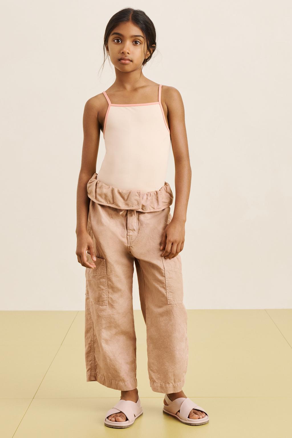 Купальник с прямым вырезом и перекрещивающимися лямками