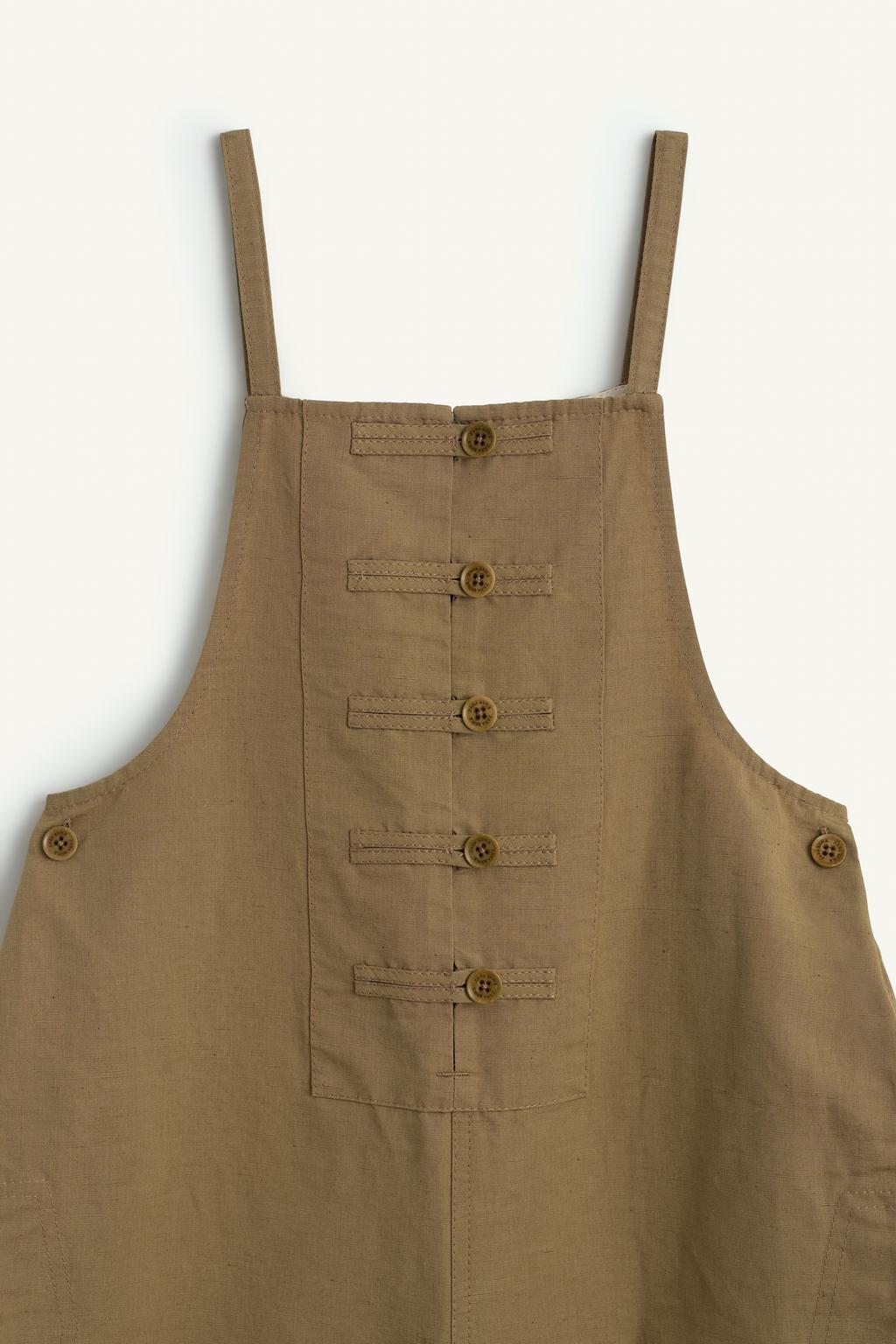 Джинсовый комбинезон с прямым вырезом