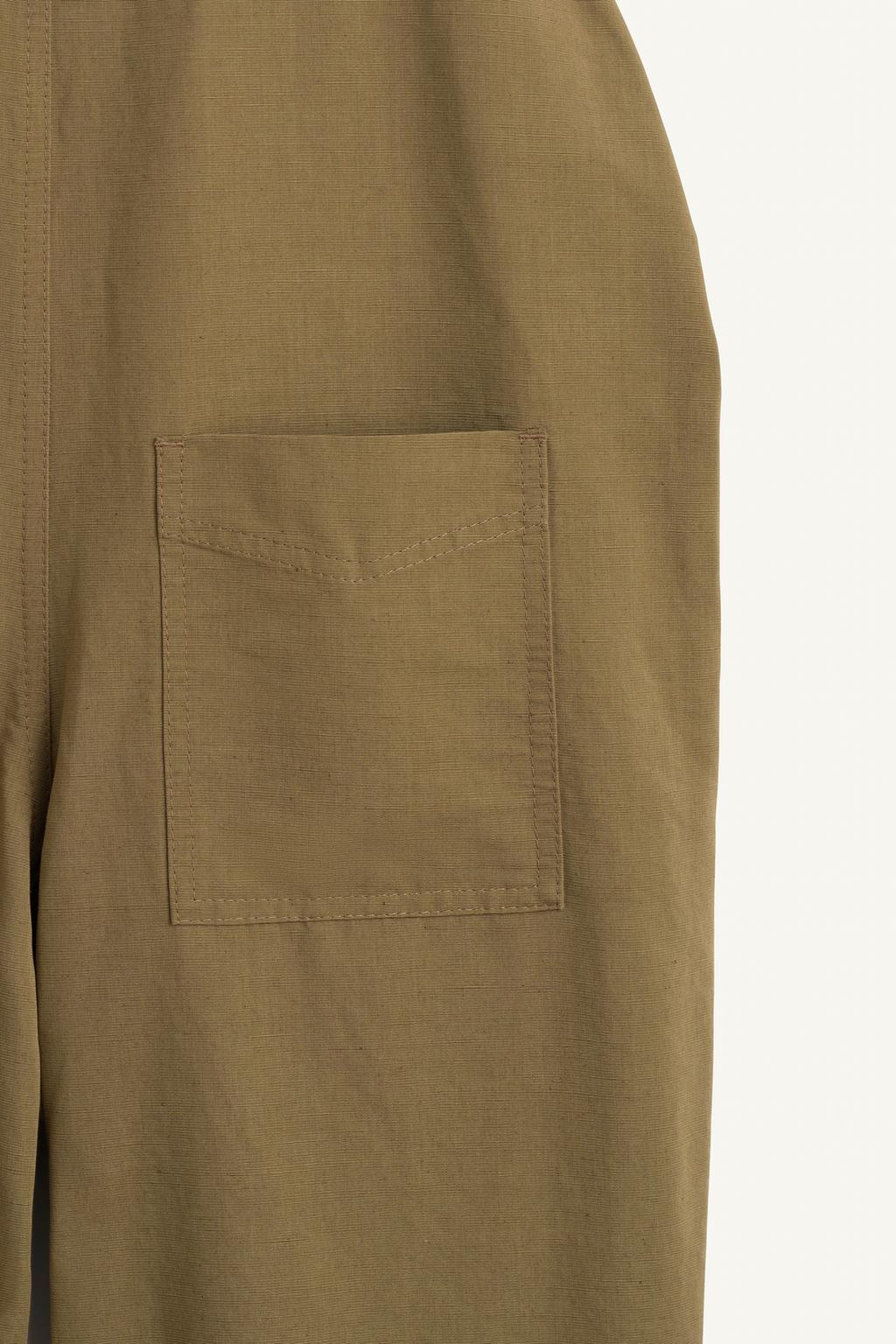 Джинсовый комбинезон с прямым вырезом