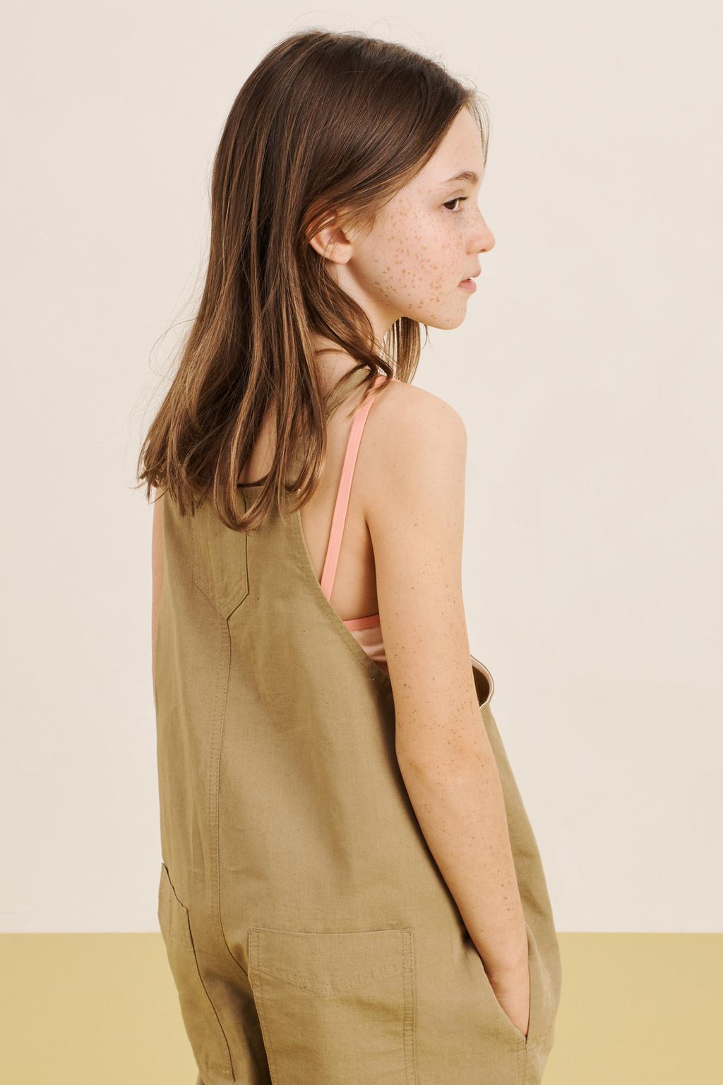 Джинсовый комбинезон с прямым вырезом