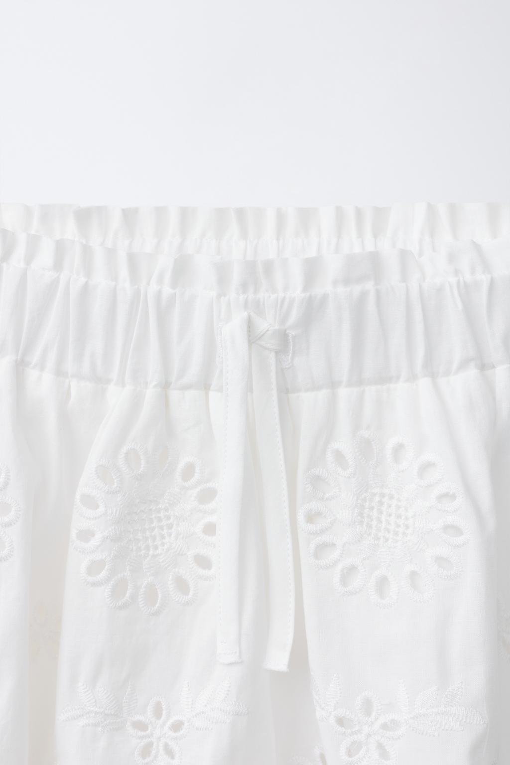 ШОРТЫ-БЕРМУДЫ С ВЫШИВКОЙ В ШВЕЙЦАРСКОМ СТИЛЕ