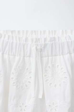 Шорты-бермуды с вышивкой в швейцарском стиле