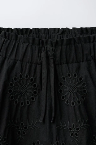 Шорты с вышивкой в швейцарском стиле