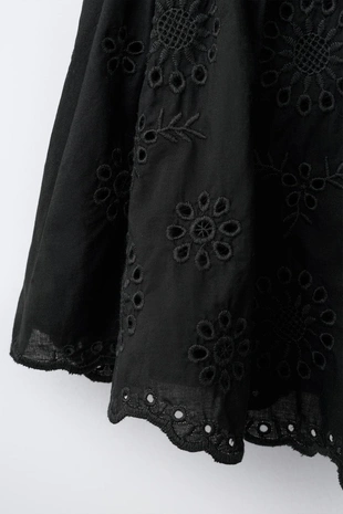 Шорты с вышивкой в швейцарском стиле