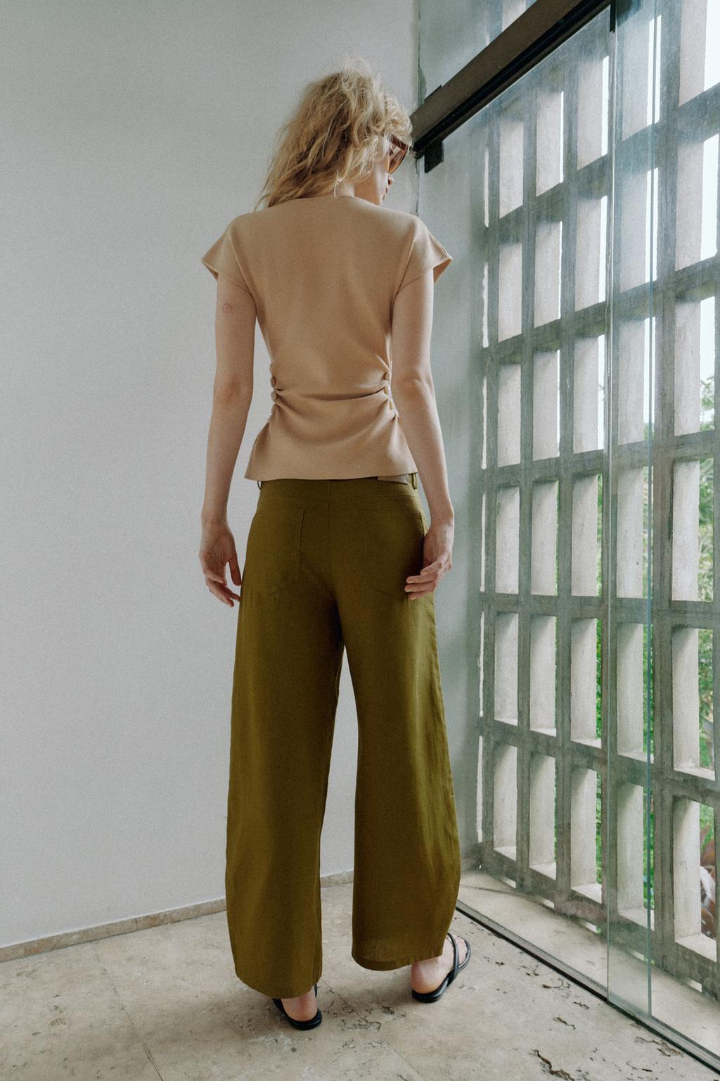 ТРИКОТАЖНЫЙ ТОП С ВЫРЕЗАМИ И БУСИНАМИ