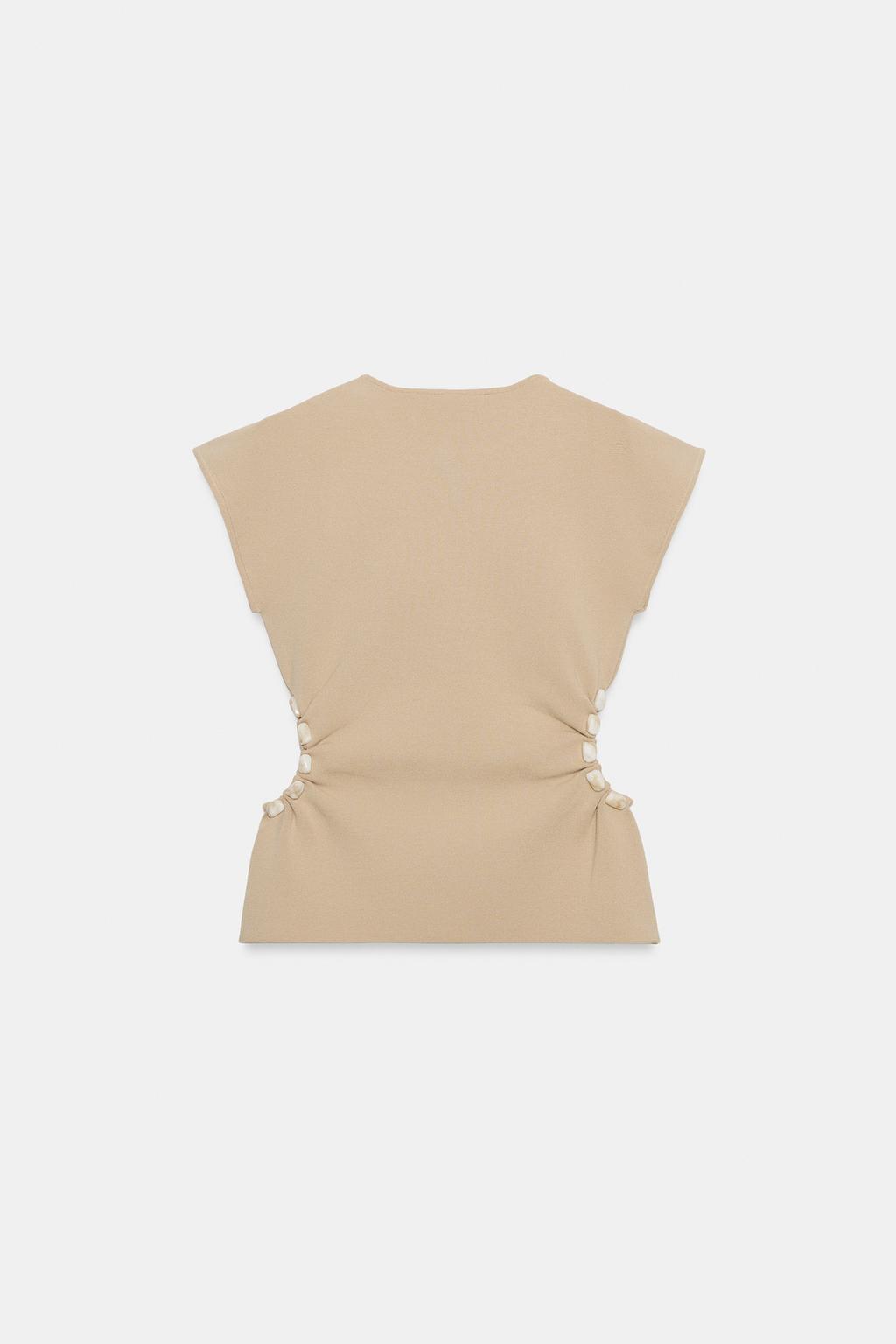 ТРИКОТАЖНЫЙ ТОП С ВЫРЕЗАМИ И БУСИНАМИ